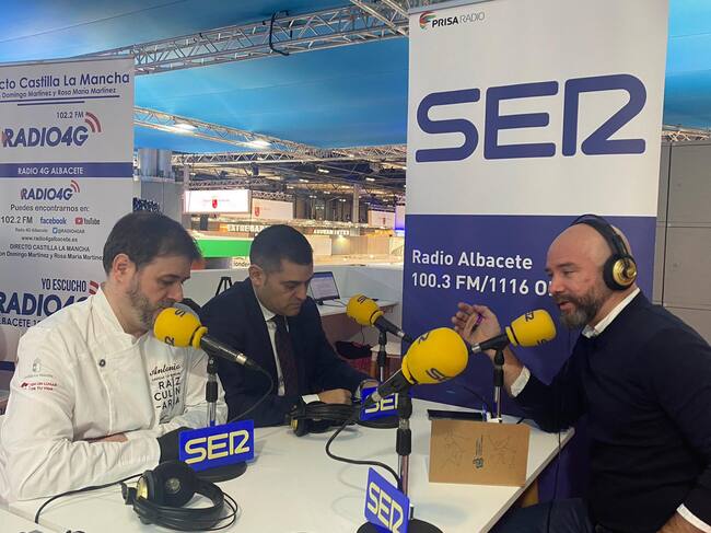 Kiko Aznar junto a representantes de la hostelería albaceteña en FITUR