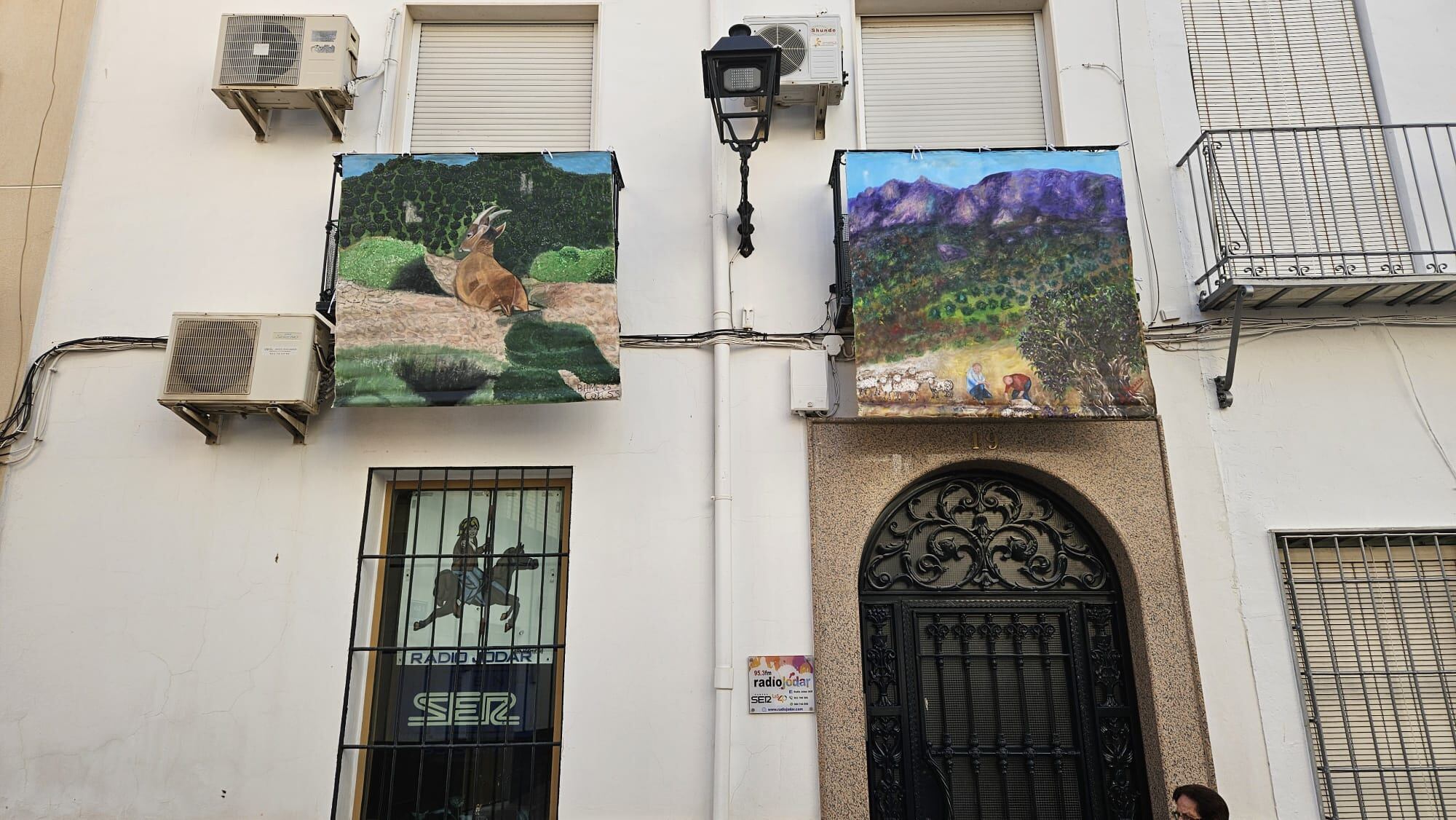 A la derecha uno de los lienzos de los artistas locales, Antonia Granero, en la calle José Beltrán