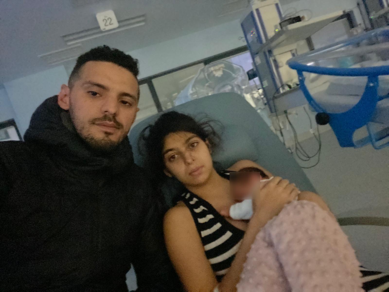 Abdel y Yurama junto a su bebé recién nacida en el Hospital Universitario de Toledo.