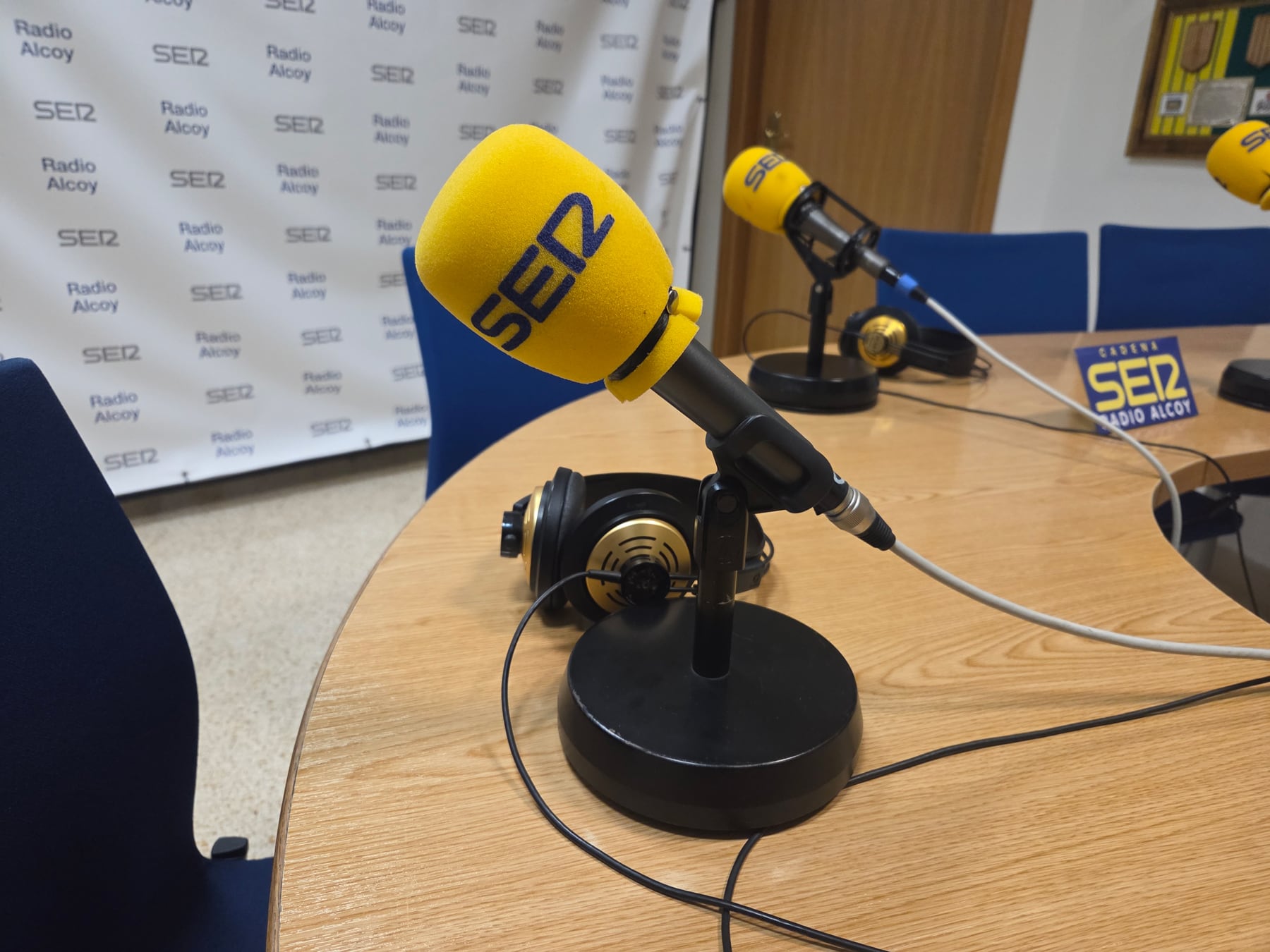 Imagen del estudio central en el que han estado sentados durante más de una hora Sus Majestades los Reyes Magos atendiendo personalmente a los jóvenes oyentes de Radio Alcoy