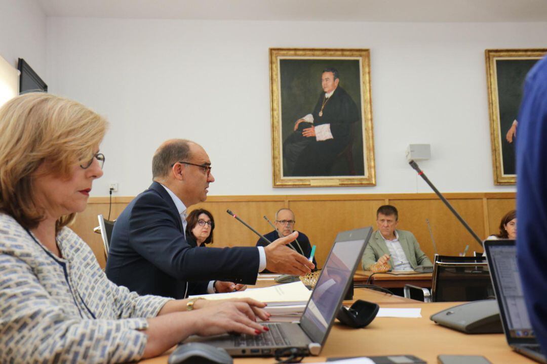 El rector de la UA, Manuel Palomar, en el Consejo de Gobierno celebrado hoy en la universidad.