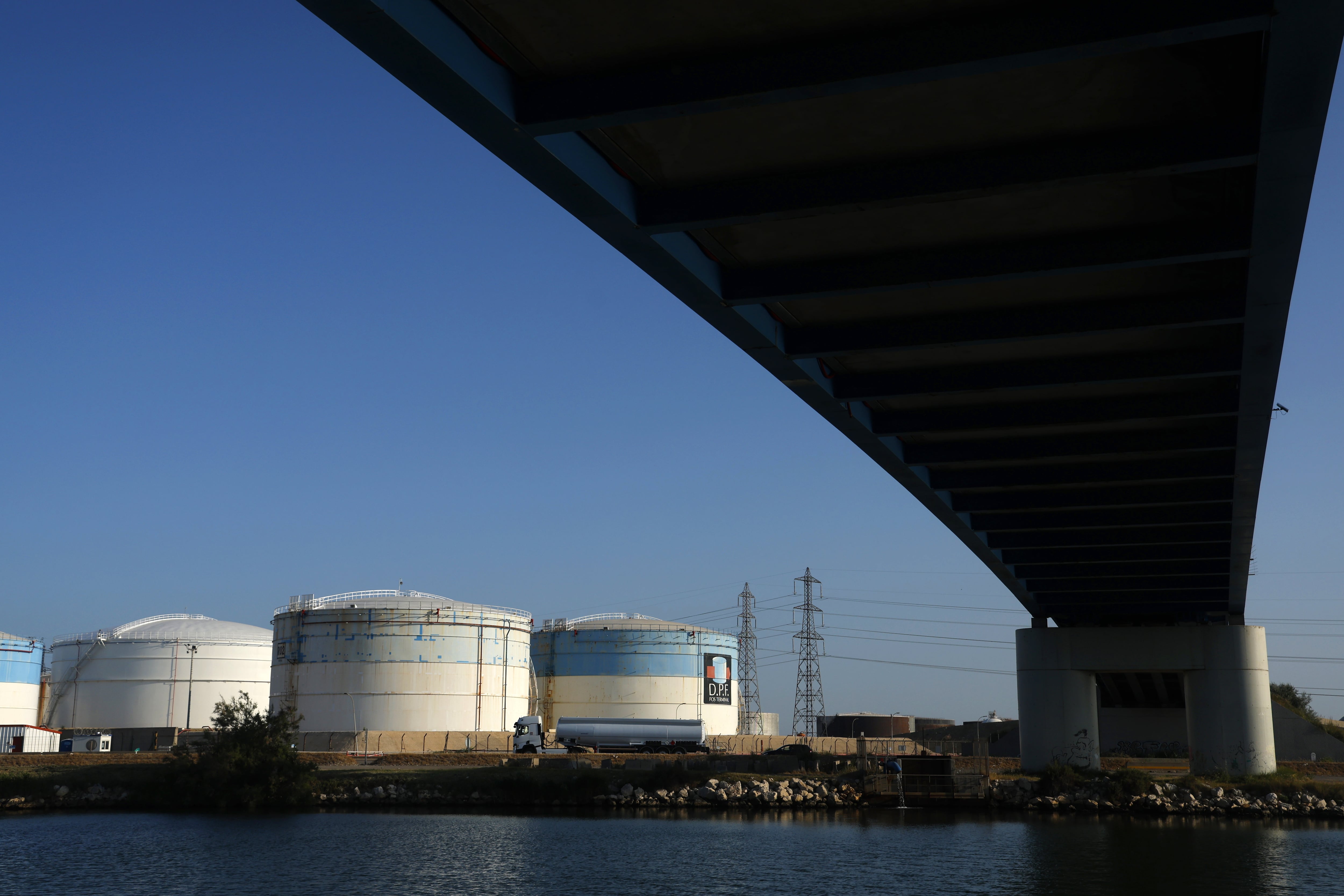 Depósitos de combustible en una imagen de archivo