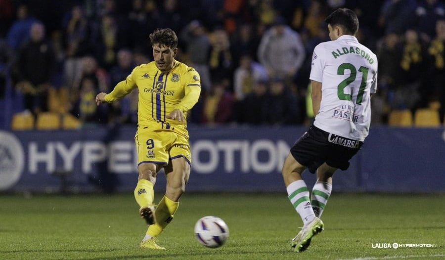 Aritz Aldasoro jugando el último partido de liga con el Racing, frente al Alcorcón en Santo Domingo