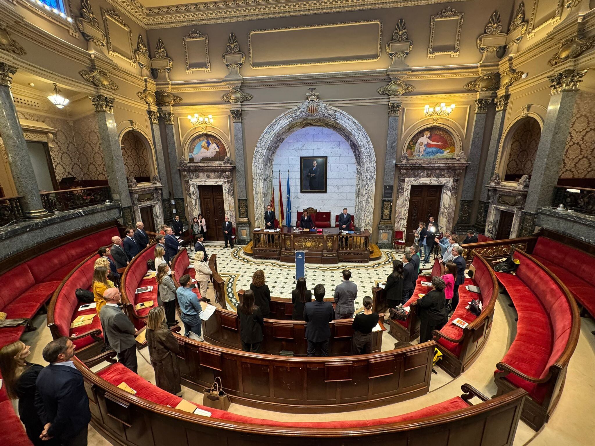 Minuto de silencio en el pleno del ayuntamiento de València en homenaje a las víctimas de la DANA