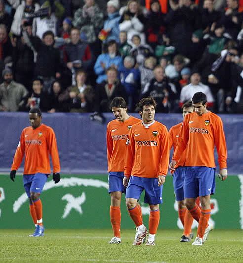 Los jugadores del Valencia cabizbajos tras encajar el segundo gol noruego.