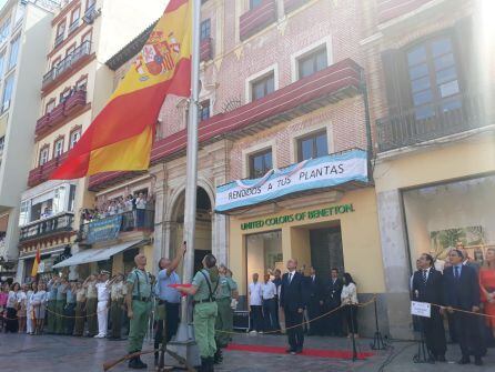 El alcalde de Málaga, Francisco de la Torre, contempla la izada de bandera