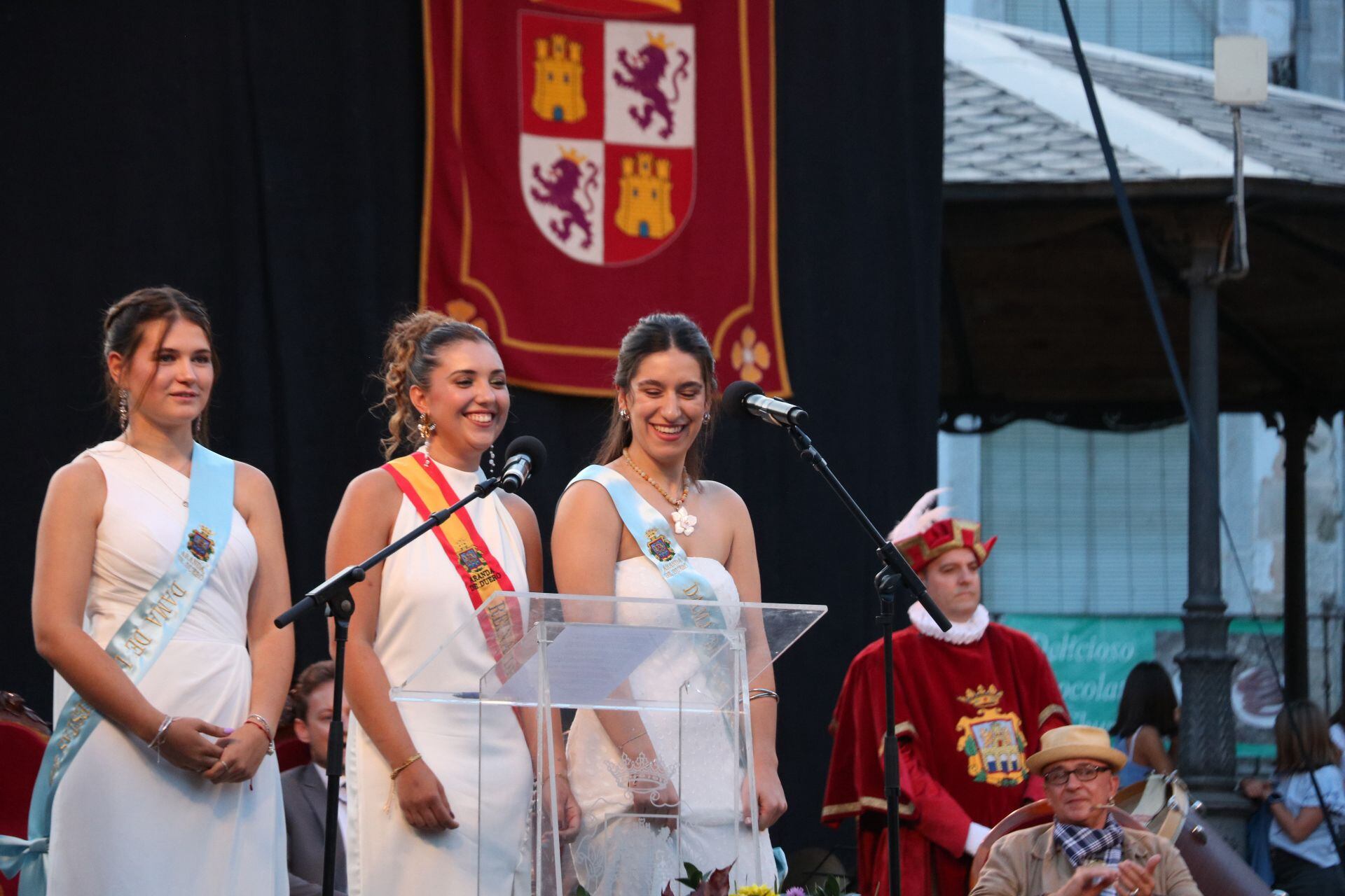 Claudia y Ana, damas de honor y Paula, en el centro, reina de las fiestas de Aranda 2025