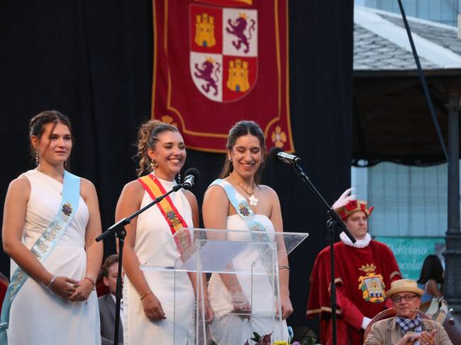 Claudia y Ana, damas de honor y Paula, en el centro, reina de las fiestas de Aranda 2025