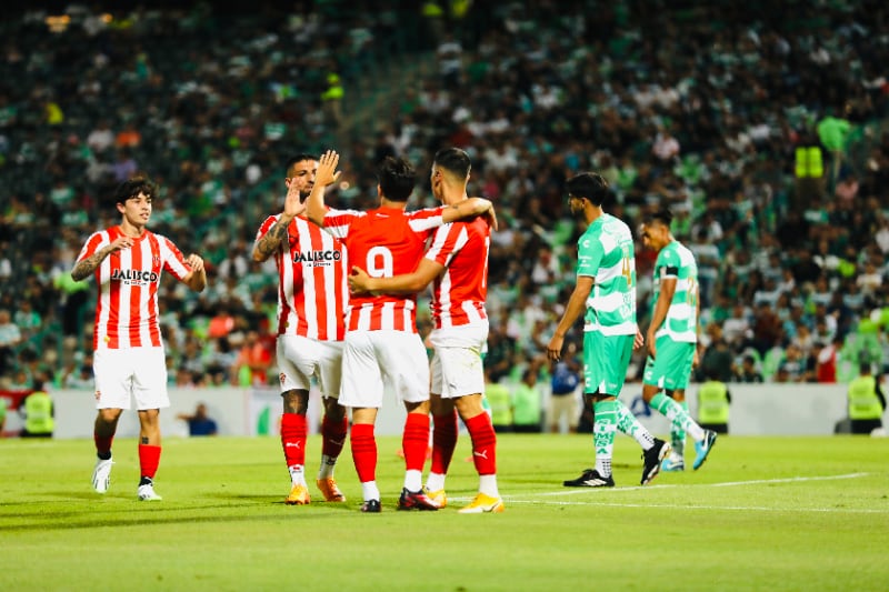 Los jugadores del Sporting celebran uno de los goles marcados en el amistoso contra el Santos Laguna