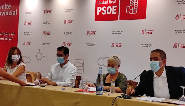 Jose Manuel Caballero, secretario provincial del PSOE junto a Blanca Fernández consejera de Igualdad, entre otros miembros de la mesa del comité provincial