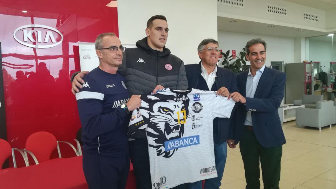 Patrik Ligatveri posa con la camisetadel Ademar