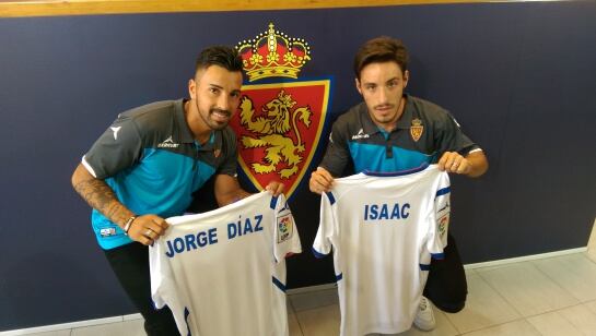 Jorge Díaz e Isaac carcelén posan con su nueva camiseta