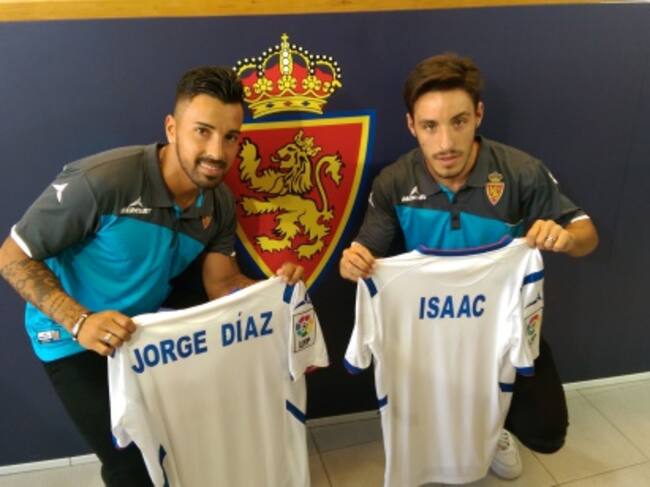 Jorge Díaz e Isaac carcelén posan con su nueva camiseta