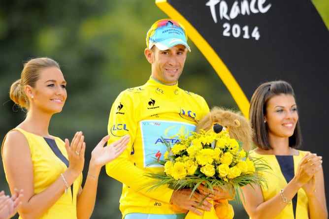 Nibali celebra su victoria en el podio de París