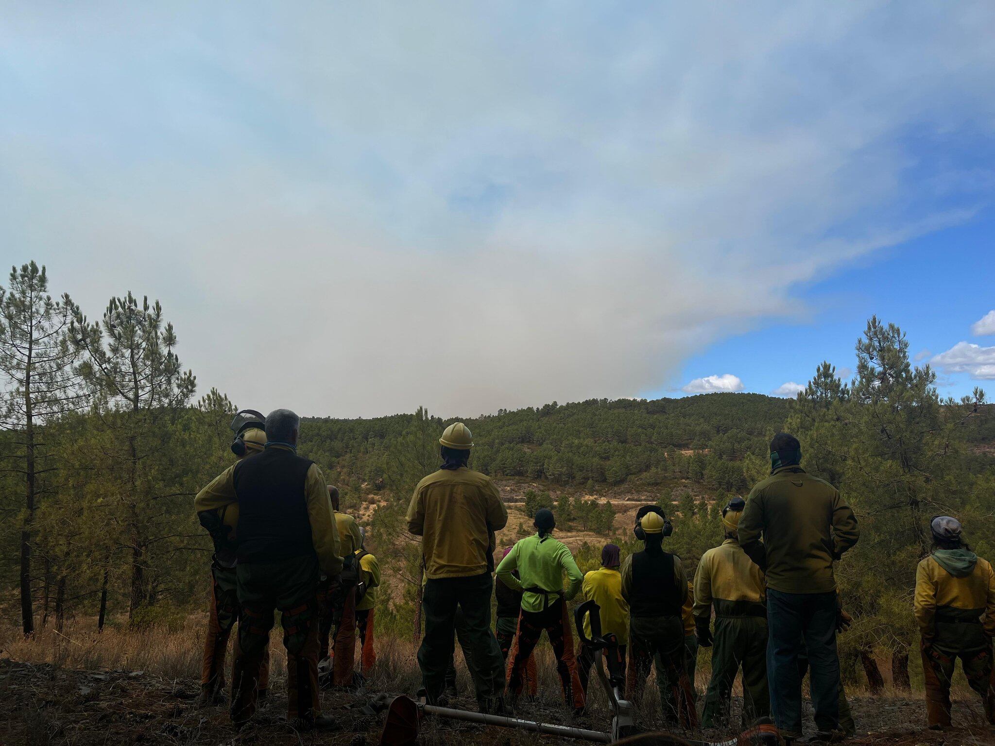 Bomberos forestales de Montes Claros y el Vado en tareas preventivas mientras ven el incendio