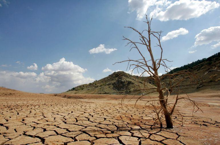 Efectos de la sequía en un embalse de España en el año 2015, en el que se ha vuelto a batir el récord de las emisiones mundiales de los gases que están provocando el cambio climático. 