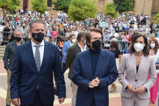 Raphael, junto al alcalde de Linares, Raúl Caro, y la delegada del Gobierno de la Junta en Jaén, Maribel Lozano.