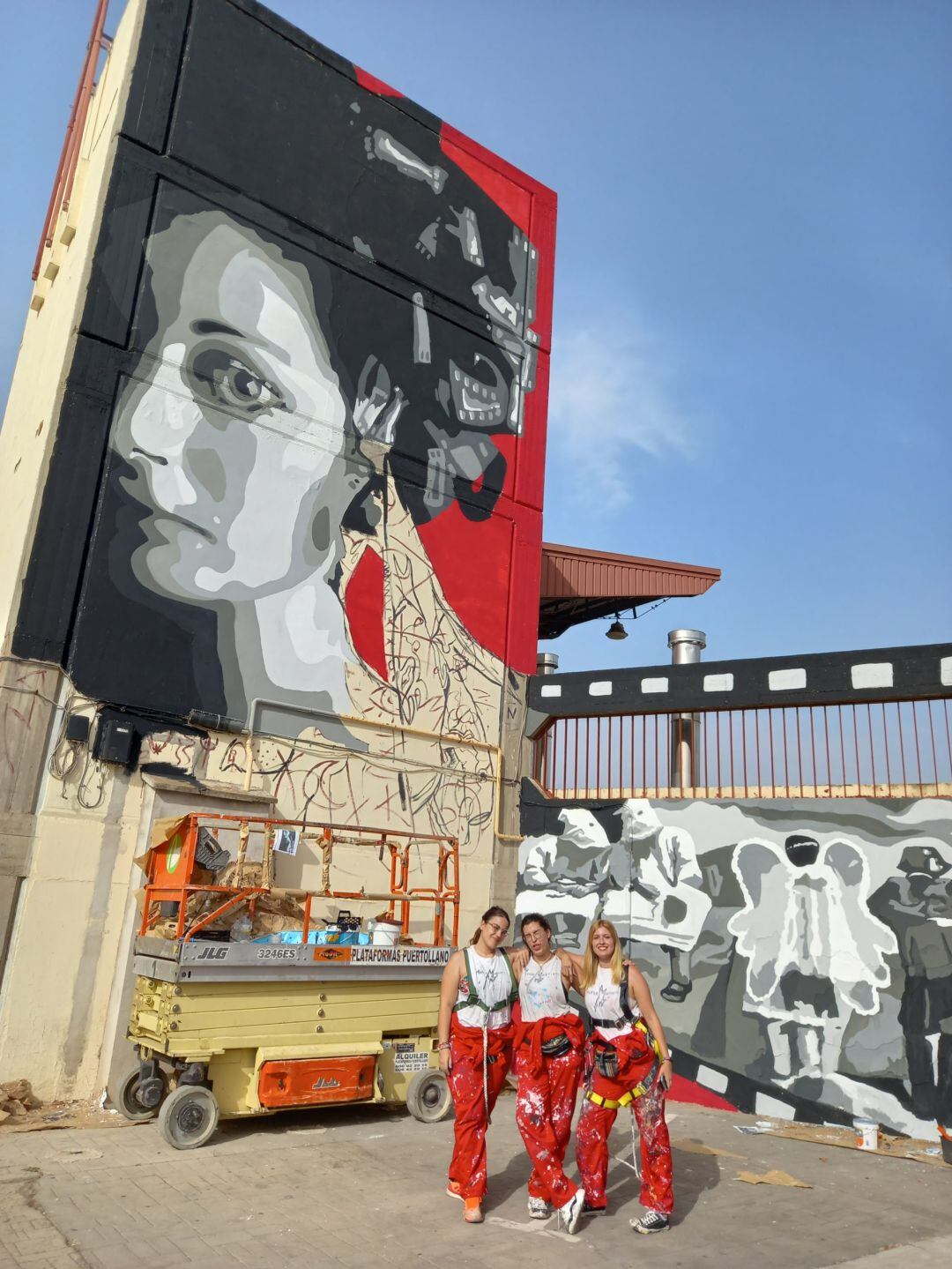 Triple-M artist posando orgullosamente ante su obra en el estadio Sánchez Menor de Puertollano 