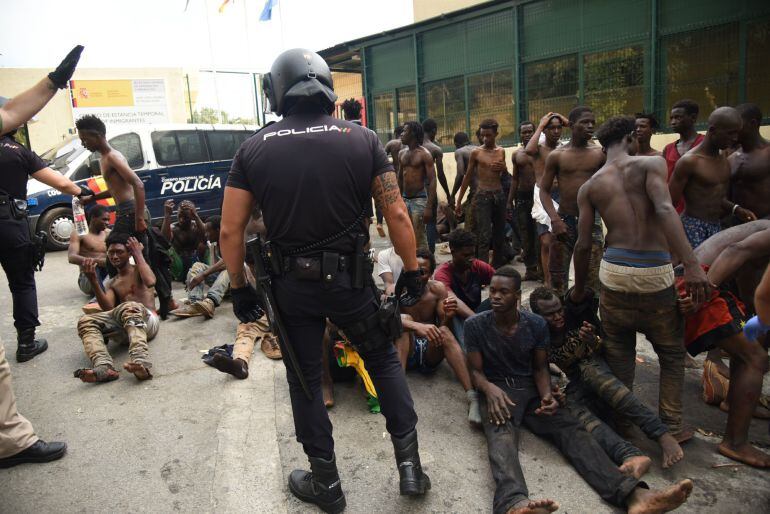 Inmigrantes que han llegado a Ceuta saltando la valla.