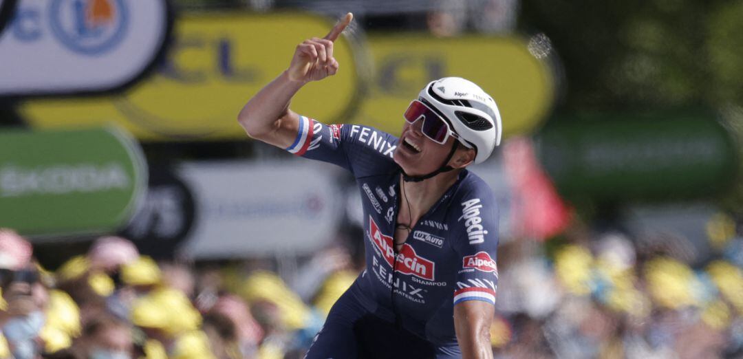 Van der Poel festeja su victoria en el Muro de Bretaña