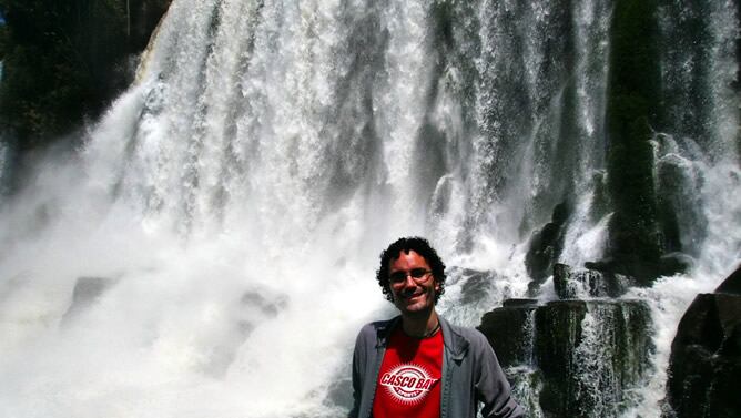 Pablo Olivares, en las cataratas de Iguazú durante su viaje