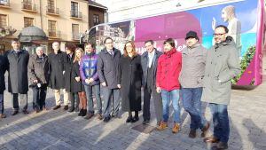 Representantes institucionales con participantes en el diseño del autobús