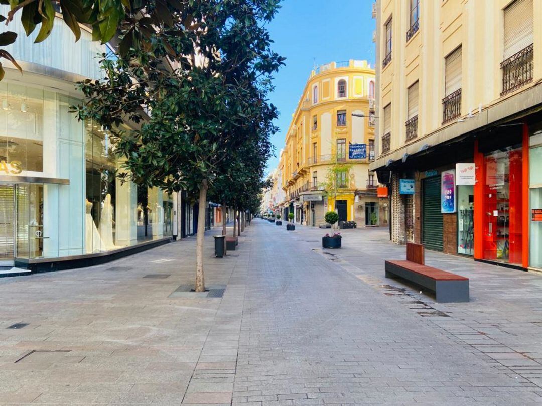 Calle Cruz Conde de Córdoba, completamente desierta a causa del confinamiento