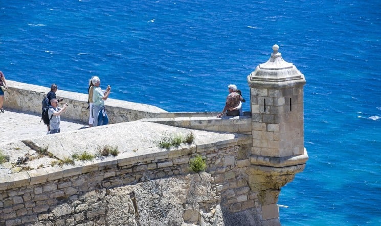 Turistas visitan el Castillo de Santa Bárbara de Alicante