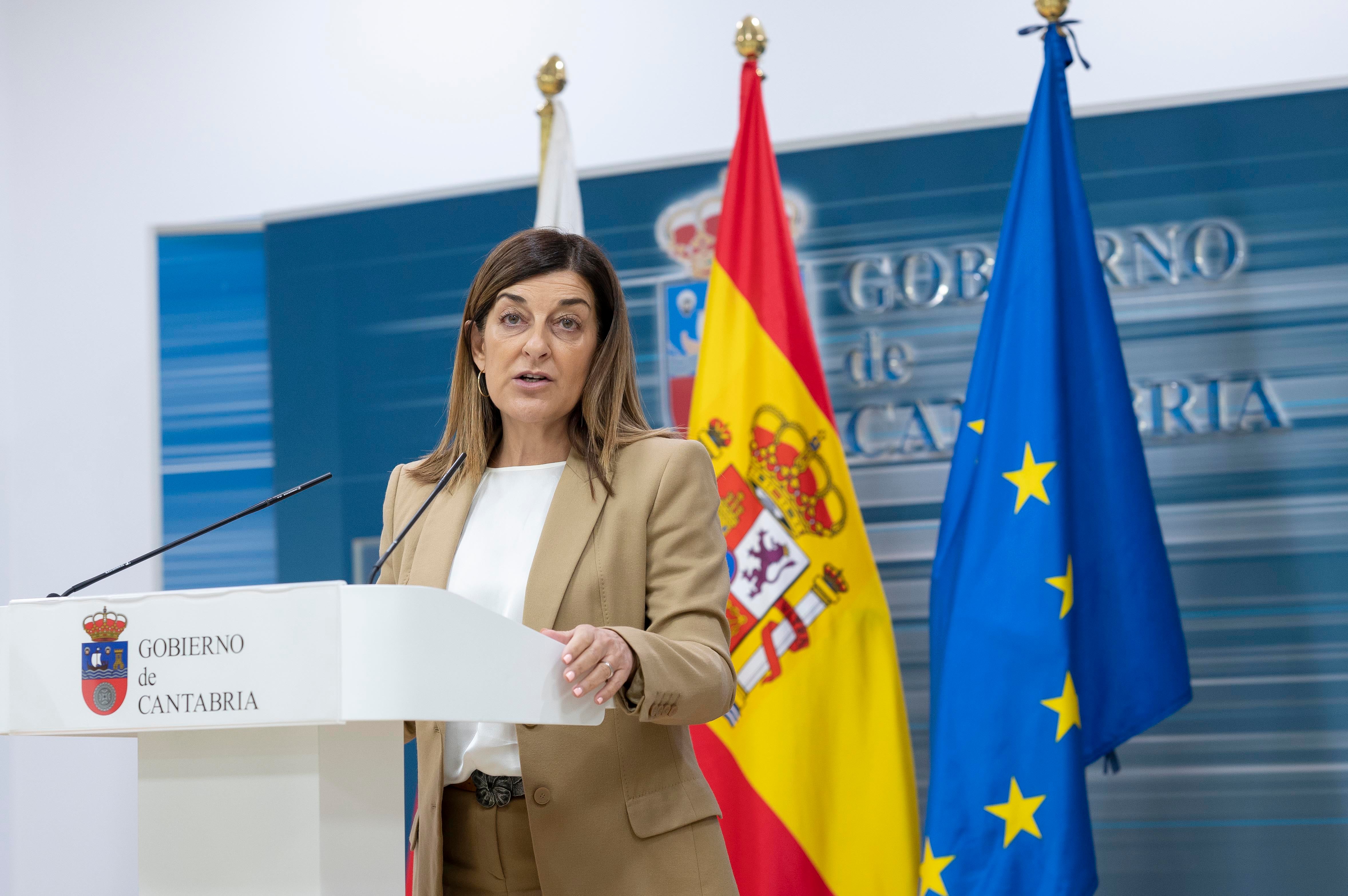 SANTANDER, 10/11/2023.- La presidenta de Cantabria, María José Sáenz de Buruaga (PP), realiza una declaración institucional con motivo del acuerdo firmado entre el PSOE y (Junts JxCat), este viernes en Santander. EFE/Pedro Puente Hoyos
