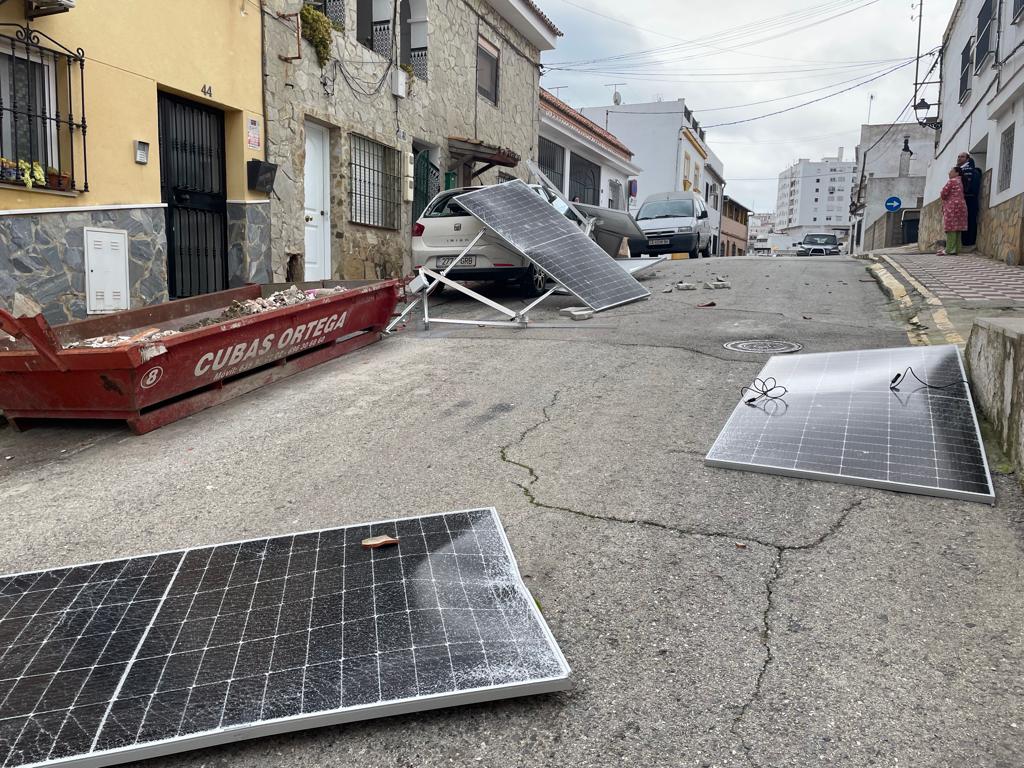 Placas solares destrozan un vehículo en San Roque