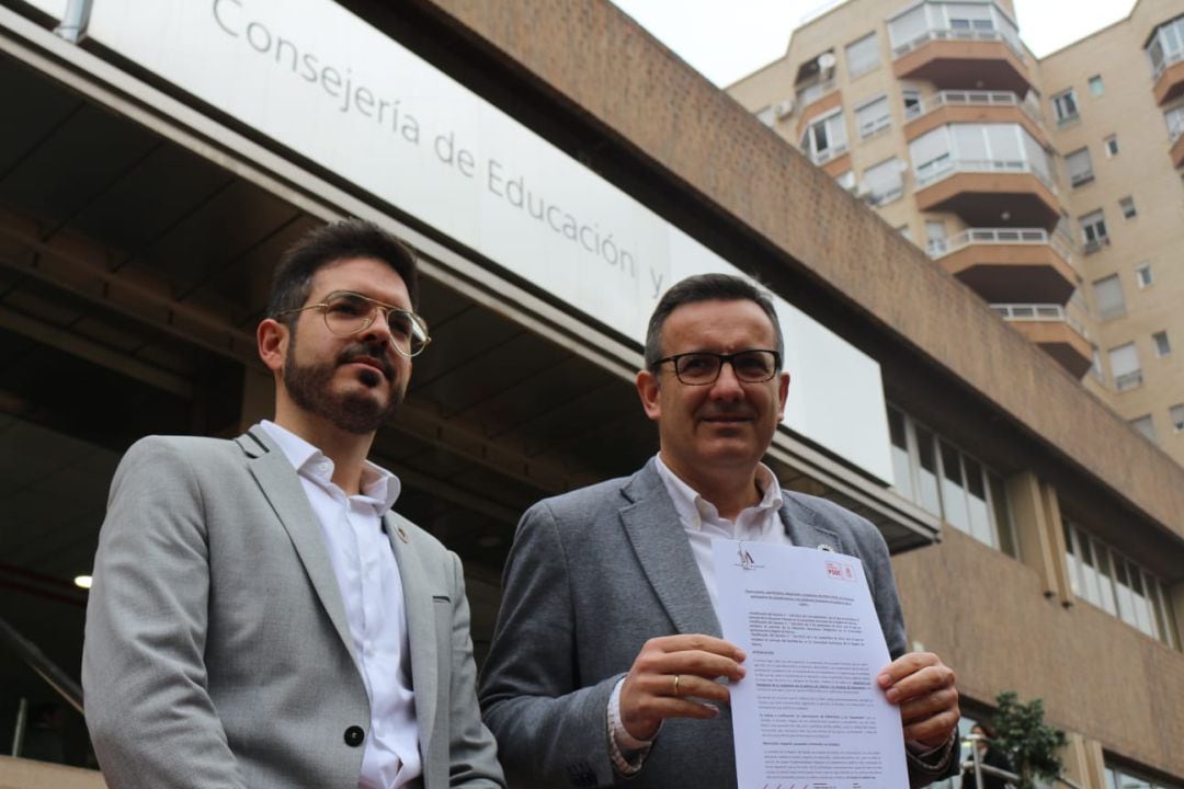 Diego Conesa y Antonio Espín en la puerta de la consejería de educación