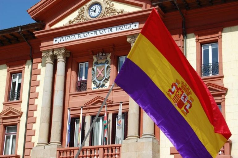 Una bandera republicana ondea ante la fachada del Ayuntamiento de Eibar