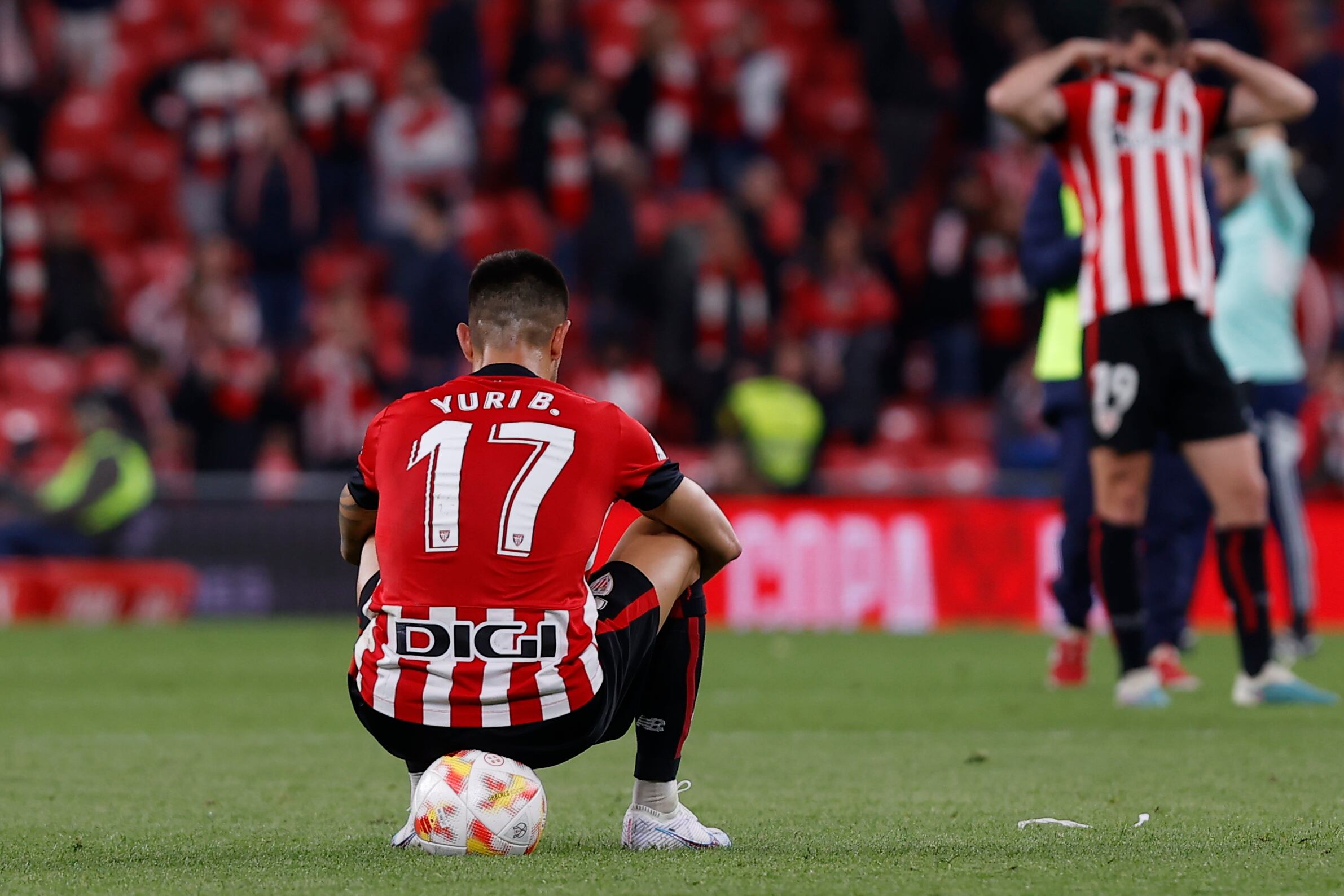 BILBAO (VIZCAYA), 04/04/2023.- El defensa del Athletic Yuri Berchiche tras el partido de vuelta de semifinales de la Copa del Rey que Athletic Club de Bilbao y Atlético Osasuna disputaron hoy martes en San Mamés. EFE/Miguel Toña