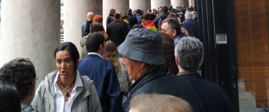 Gente esperando para entrar al mitin de Vox