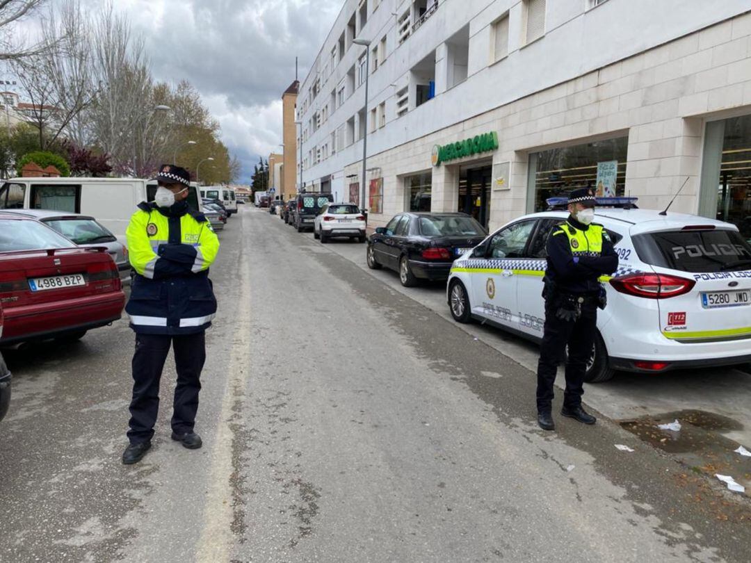 Agentes de la Policía Local de Ronda en la barriada de San Rafel