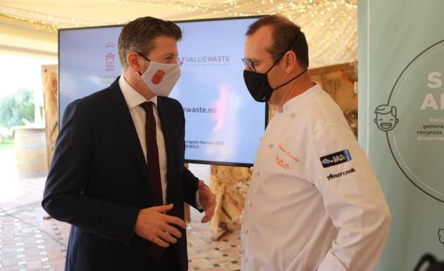 Pablo González Conejero junto a Juan Fernando Hernández Piernas, concejal del Ayuntamiento de Murcia