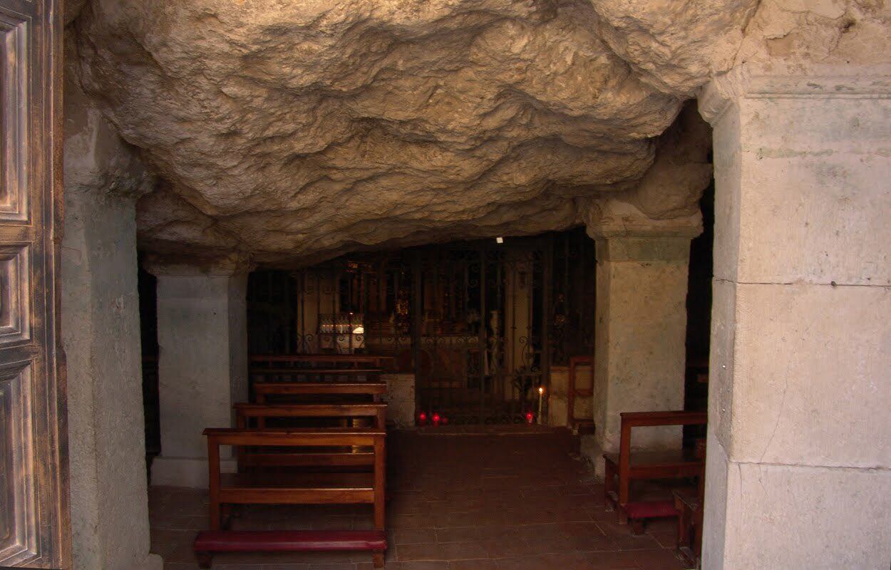 La ermita está integrada en una cueva natural