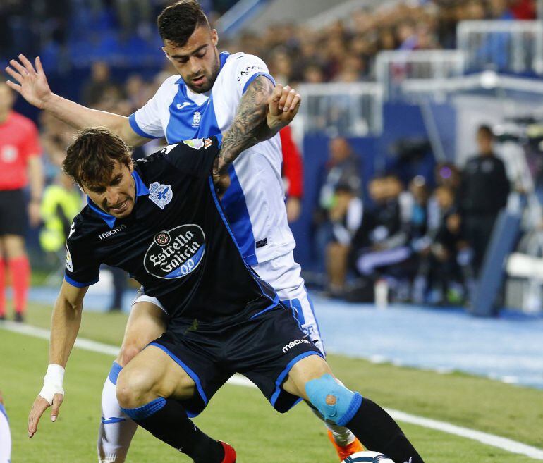 Pedro Mosquera pelea un balón con el defensa del Leganés Diego Rico.