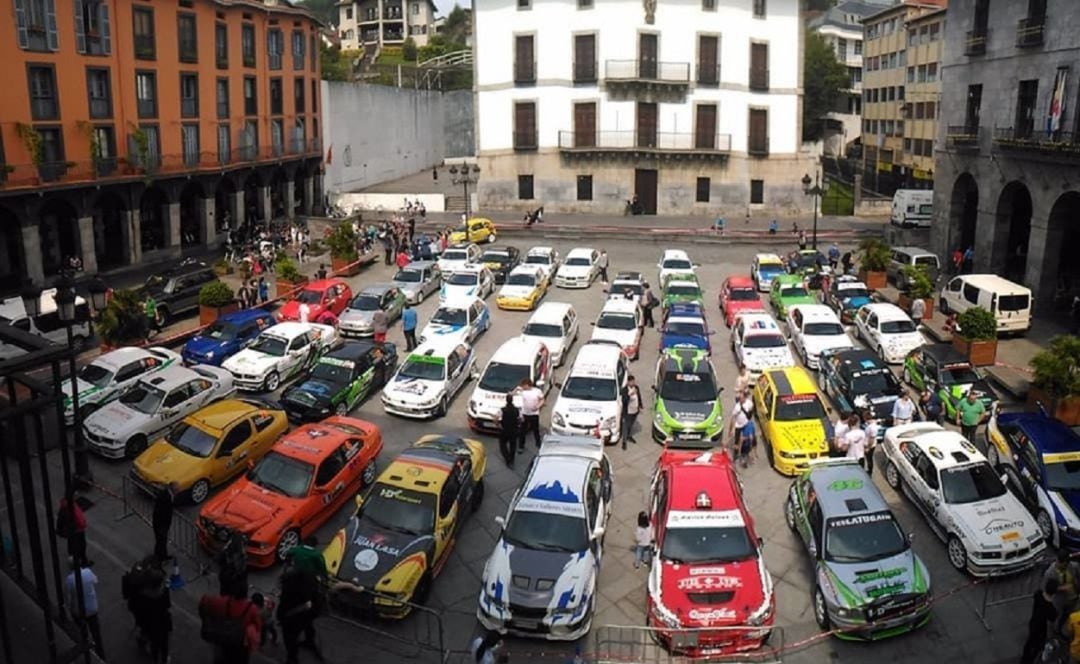 El suceso se ha producido minutos antes de las 11.00 horas cuando el vehículo deportivo circulaba por el punto kilométrico 2,5 de la GI-3740. Al parecer, el automóvil se ha salido de la calzada y ha colisionado contra un muro.