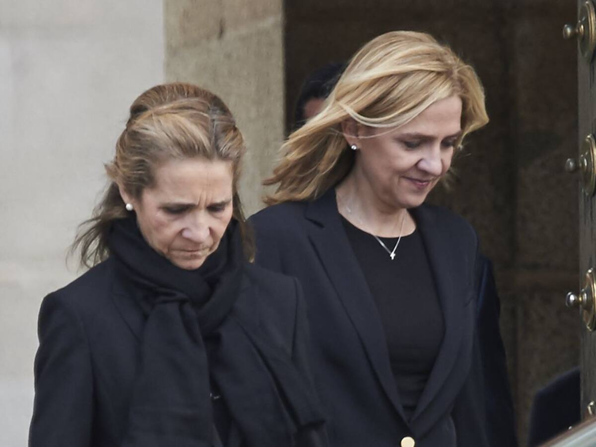 Las infantas Elena y Cristina se vacunaron contra el COVID en Emiratos durante una visita a Juan Carlos I