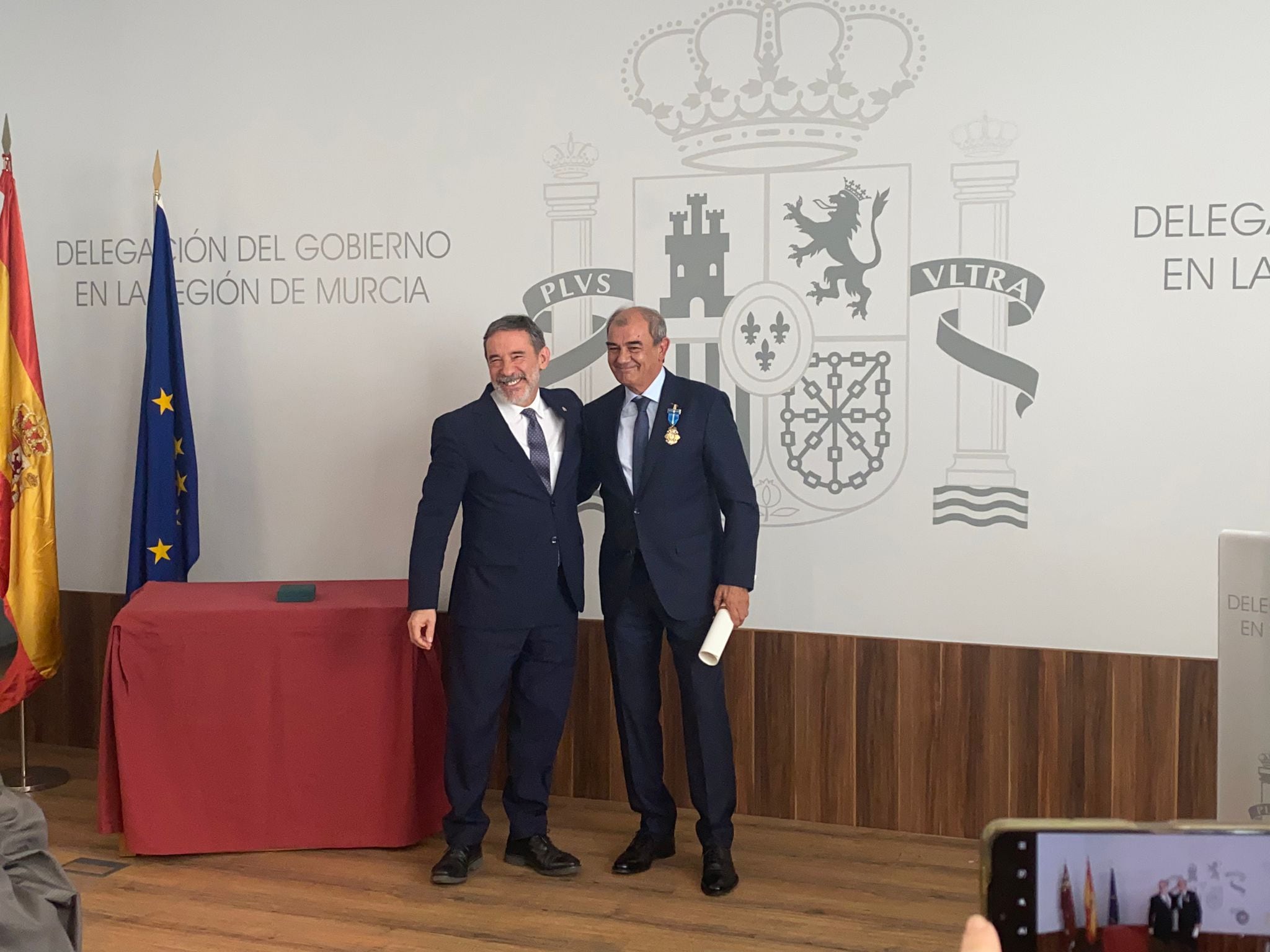 El delegado del Gobierno, Francisco Jiménez, y el presidente de Cepes y de Ucomur, Juan Antonio Pedreño, tras recibir éste la Cruz Oficial de la Orden del Mérito Civil