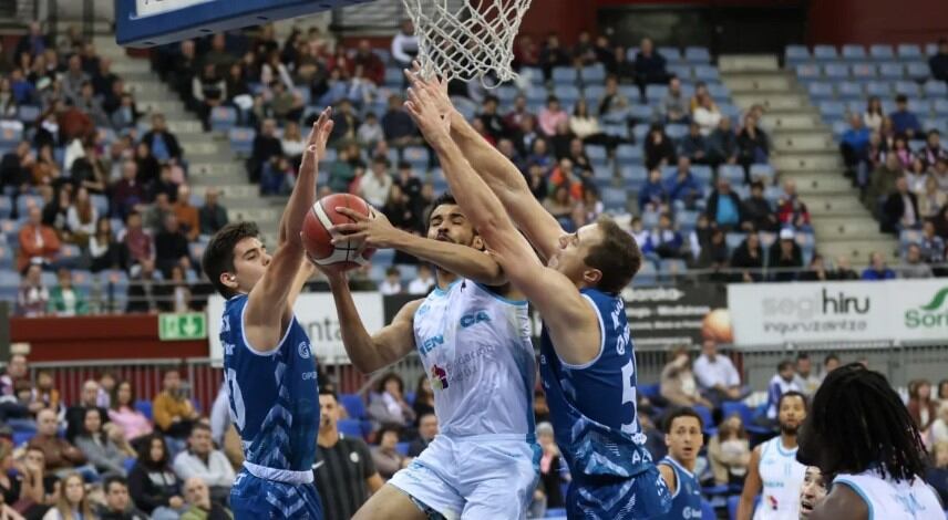 L'equip menorquí no va poder aguantar el ritme del partit al darrer quart i va veure com se li escapava el triomf a Sant Sebastià.