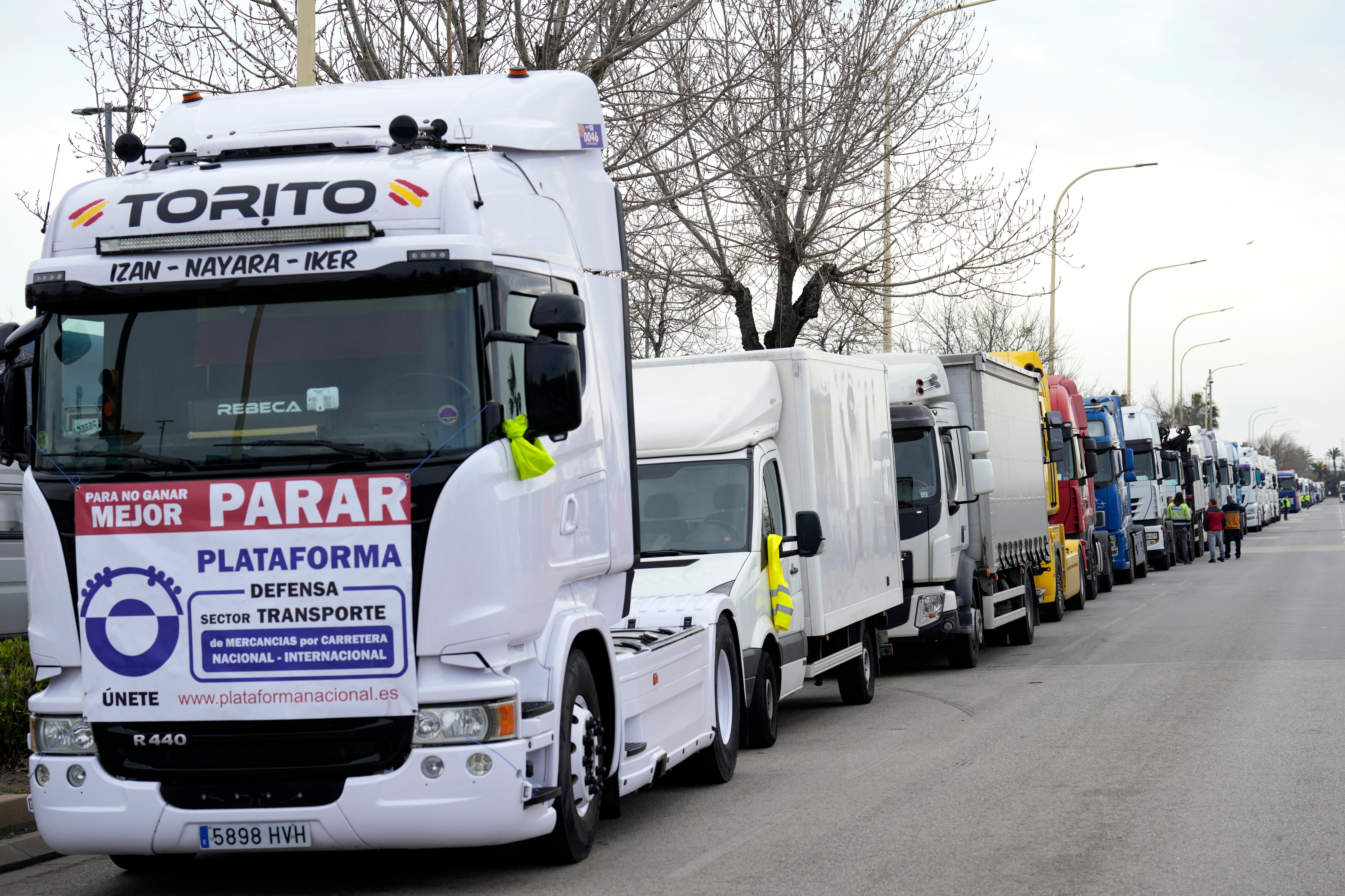 Decenas de camioneros frente a Mercabarna durante el paro del pasado mes de marzo.