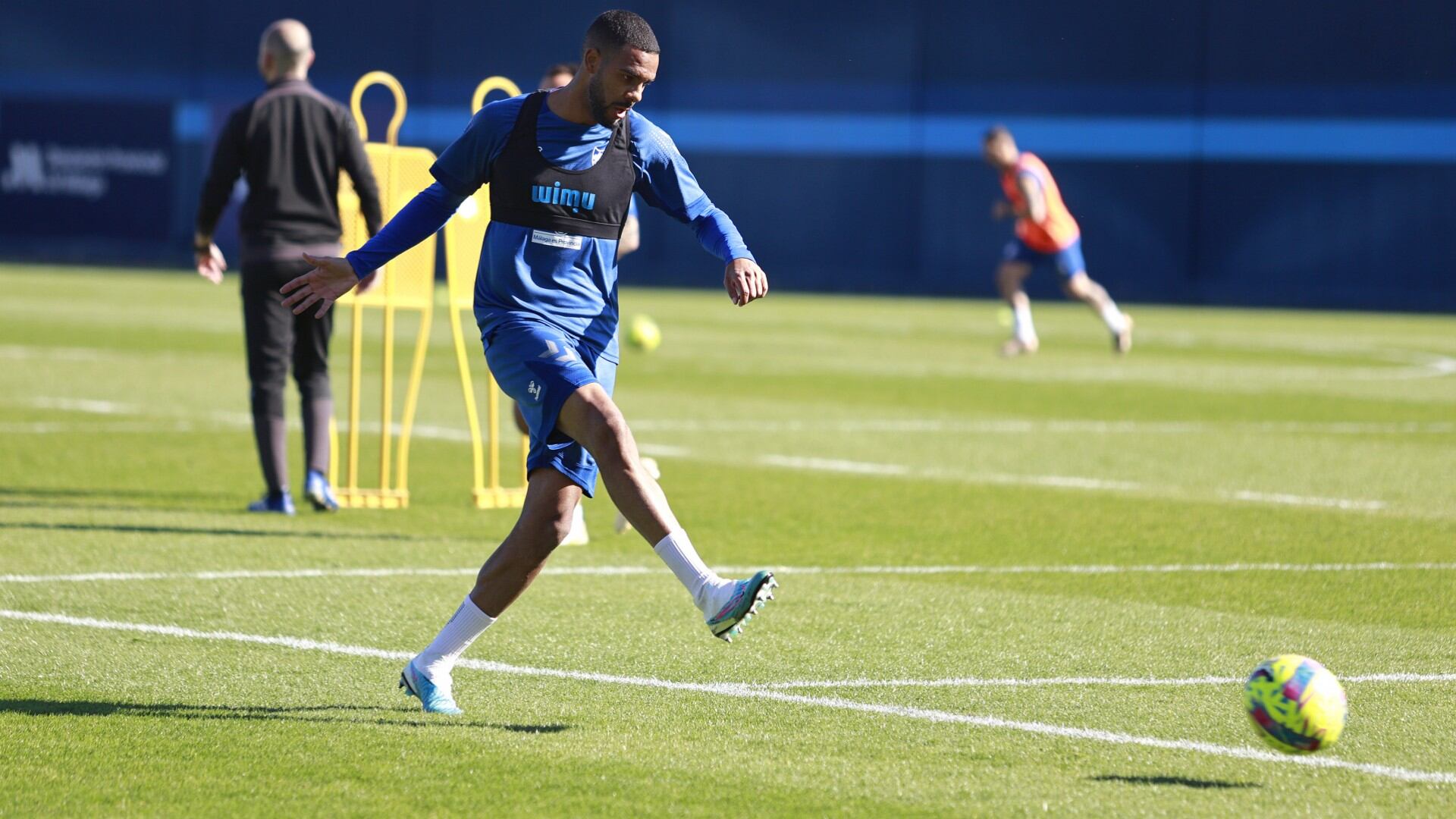 Jonás Ramalho golpea el balón en el entrenamiento del miércoles