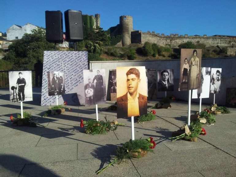 Fotografías de desaparecidos en el acto de homenaje en Ponferrada