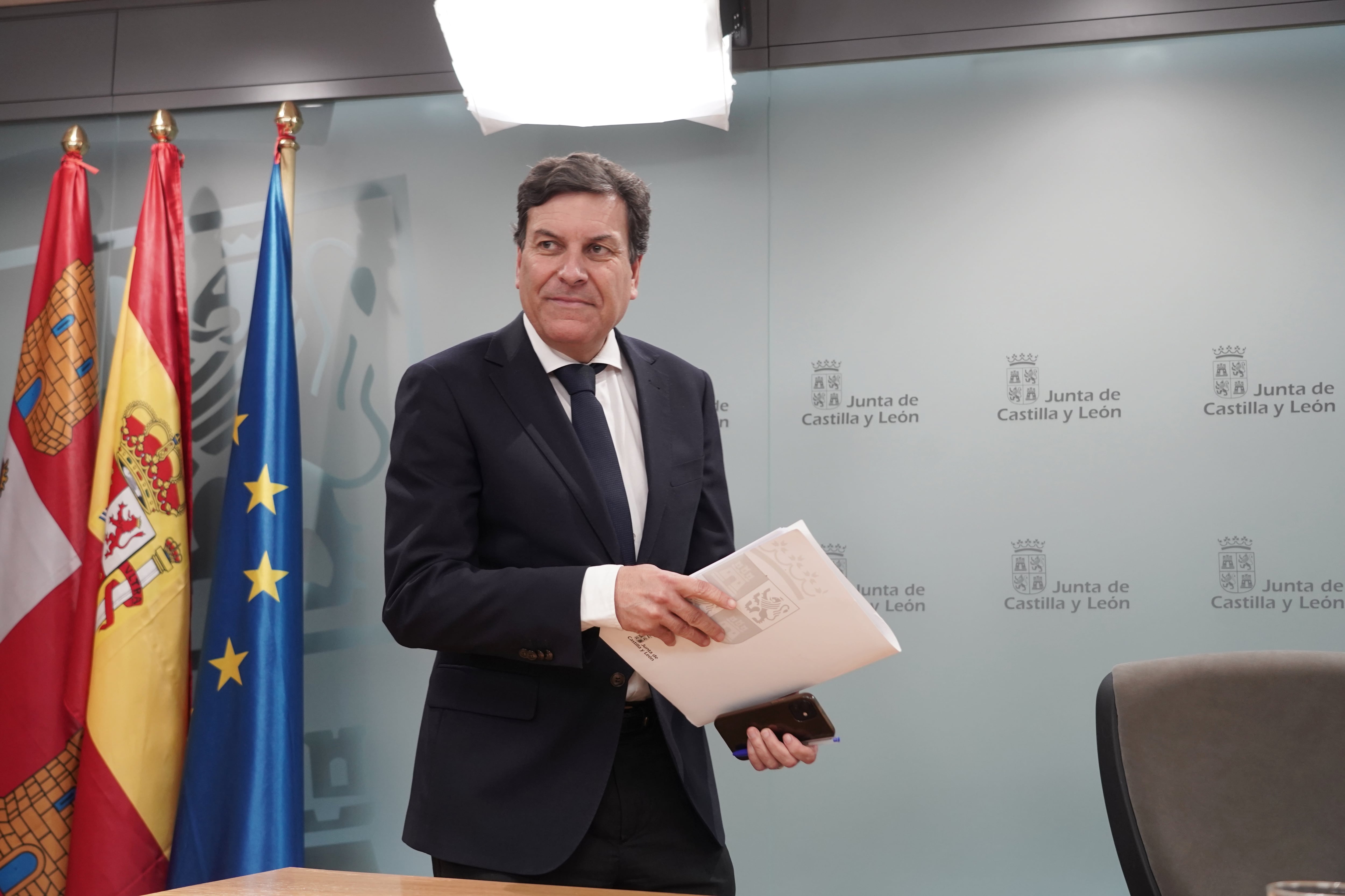 El portavoz y consejero en funciones de Economía y Hacienda, Carlos Fernández Carriedo, comparece en rueda de prensa posterior al Consejo de Gobierno