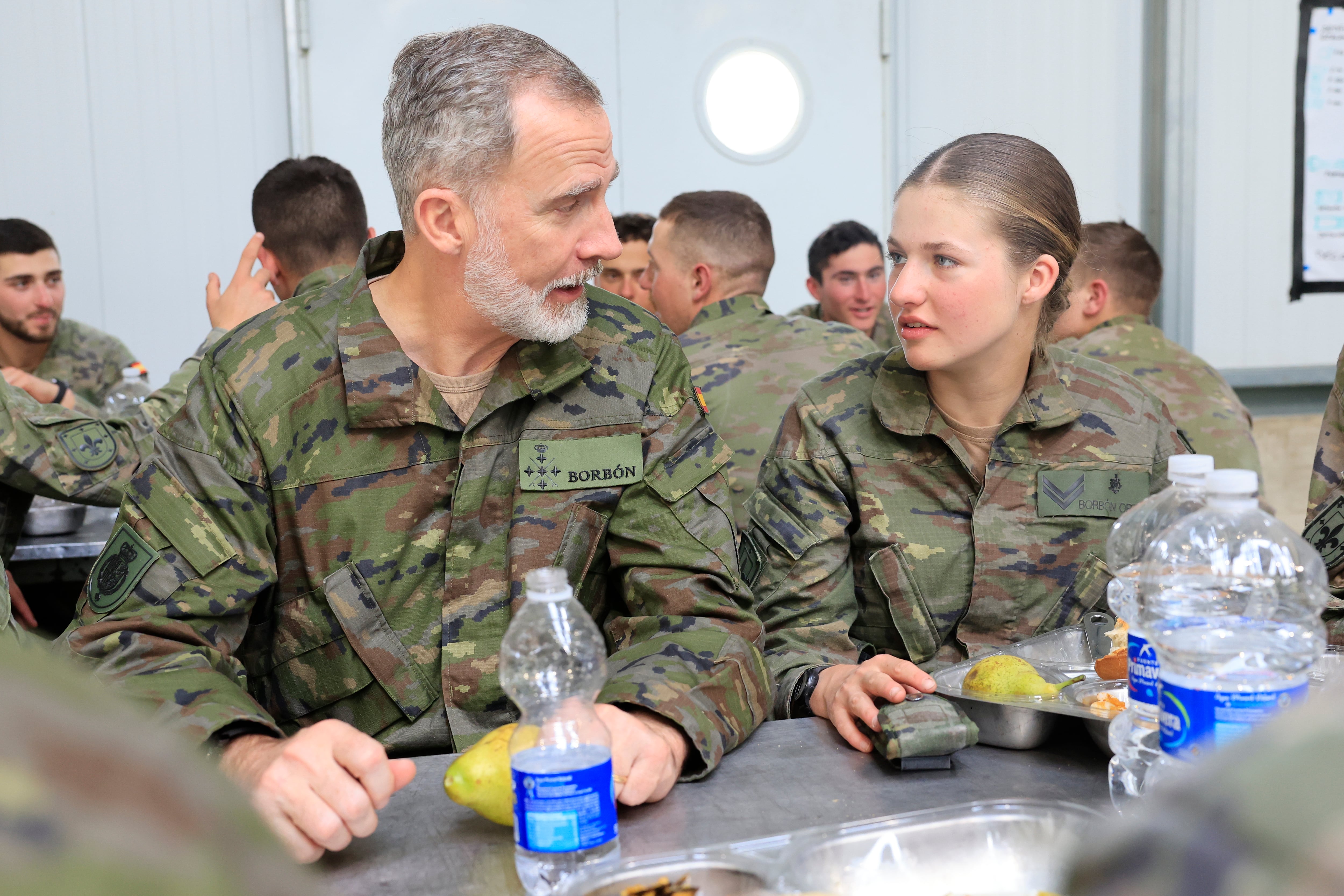 El rey Felipe VI conversa con su hija Leonor, princesa de Asturias, mientras almuerza con un grupo de alumnos, durante su visita, el pasado 15 de marzo, a los alumnos de la Academia General Militar en el marco de las maniobras en el Centro Nacional de Adiestramiento de San Gregorio, en una imagen facilitada este lunes.