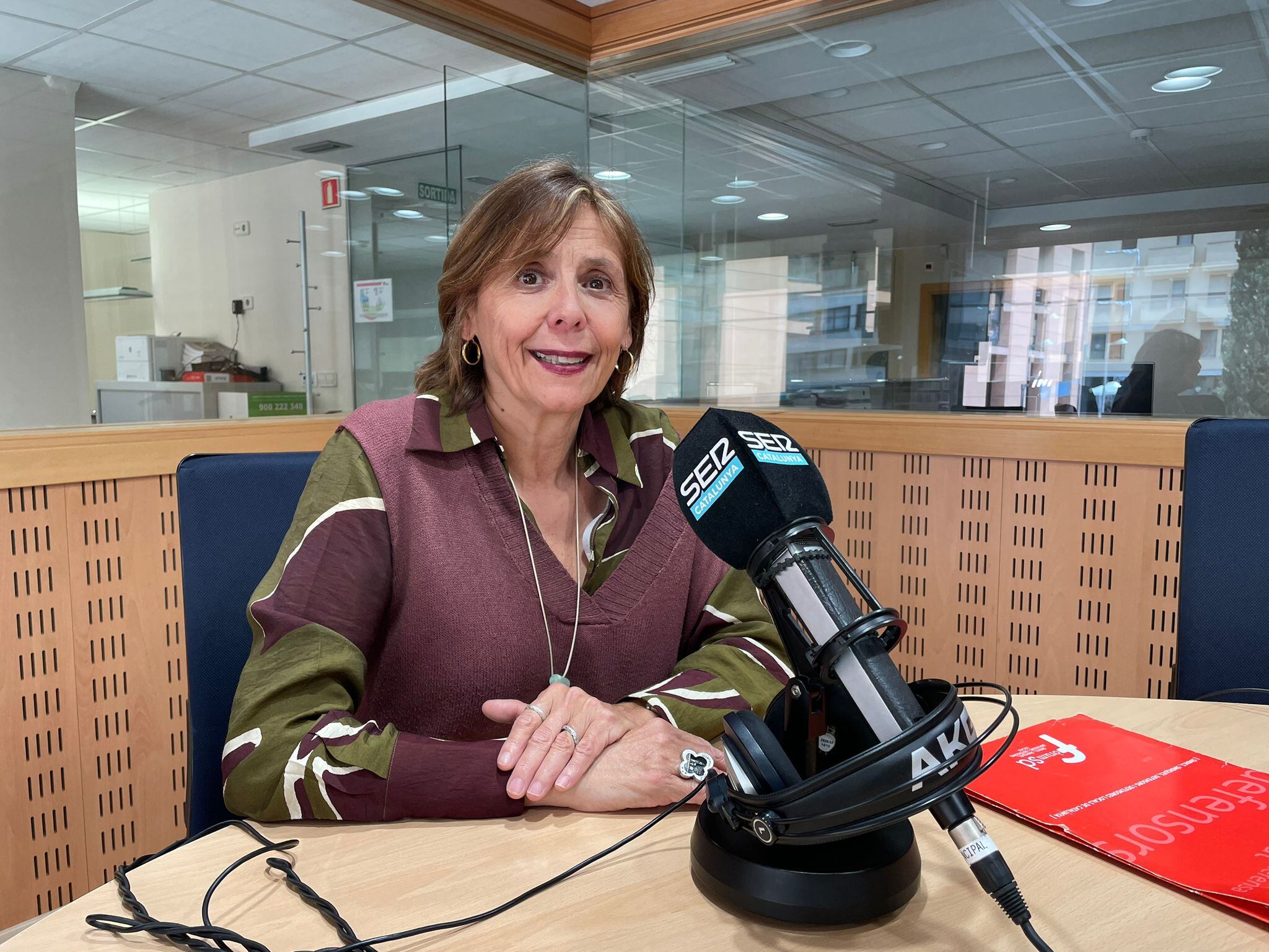 Marta Alsina als estudis de Ràdio Girona