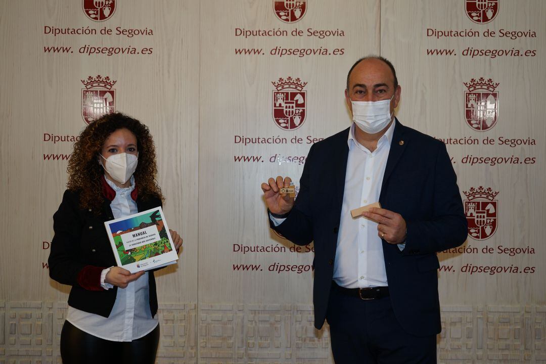 Noemí Otero y Miguel Ángel de Vicente en la presentación del Manual