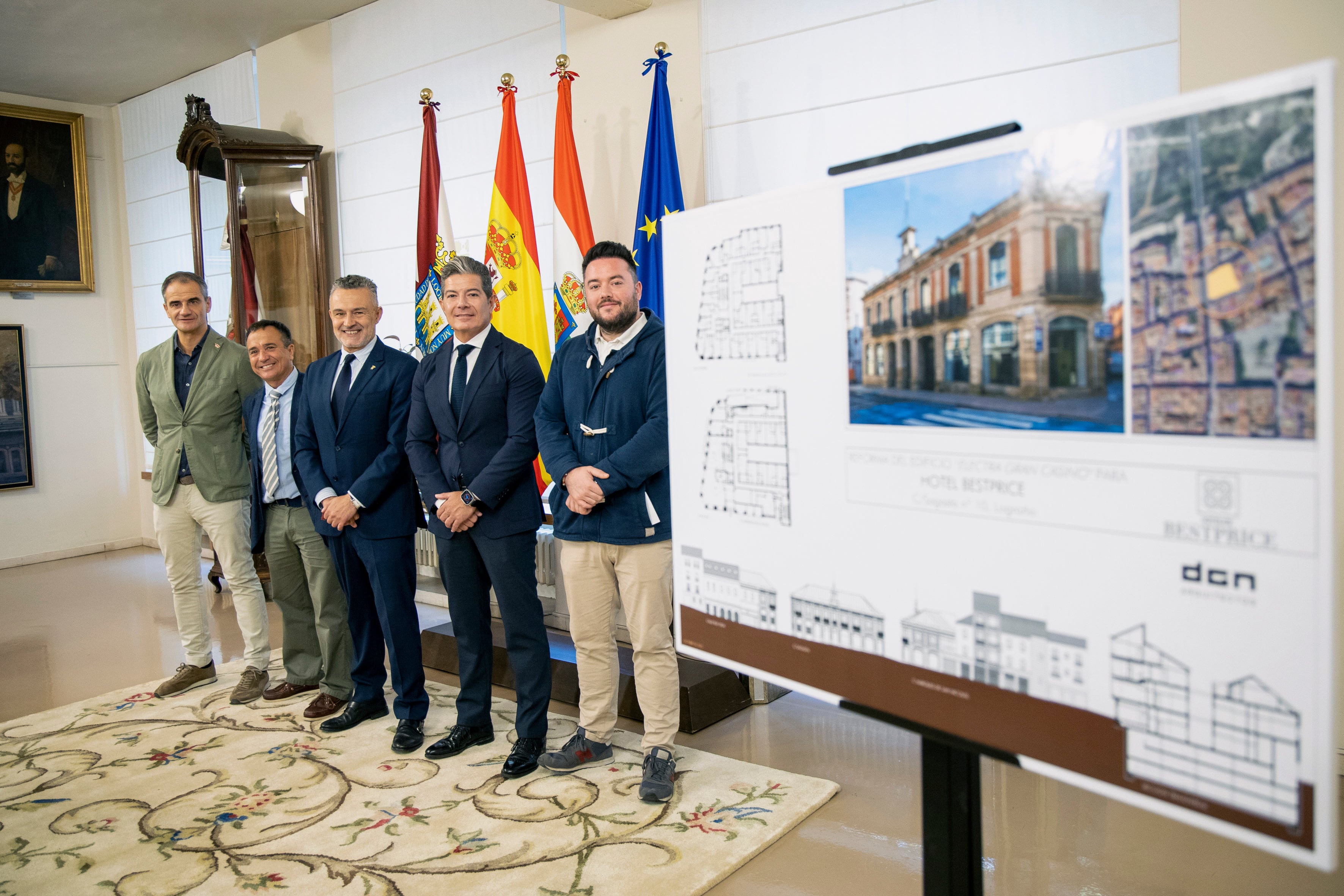 LOGROÑO 22/10/2025.- El presidente de la compañía hotelera Bestprice, Óscar Sánchez (2i),el alcalde de Logroño, Conrado Escobar (3i), el secretario general y director de Relaciones Institucionales de Grupo Orenes, propietario del edificio, Óscar García (4i); el concejal de Urbanismo, Iñigo López-Araquistáin (d) y el edil de Promoción de la Cuidad, Miguel Sainz (i), posan durante la presentación del hotel que Bestprice abrirá en el antiguo casino de Logroño, este jueves en el ayuntamiento de la localidad. El establecimiento tendrá capacidad para 63 habitaciones "de máximo confort y al mejor precio" y contará con una inversión de unos 5 millones de euros. EFE/Raquel Manzanares